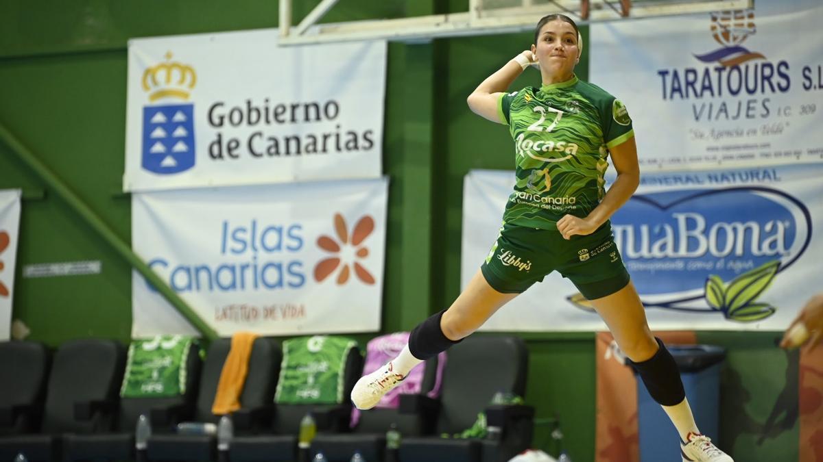 Martina Lang se dispone a lanzar en el partido del pasado sábado ante el Porriño.