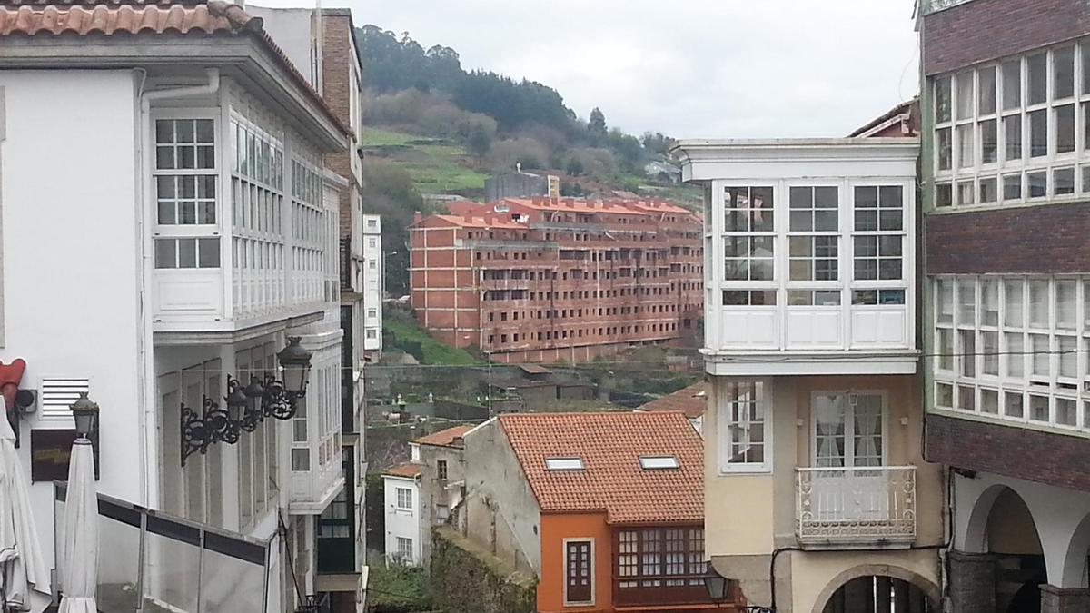 Cuenta atrás para despedir el mamotreto de Betanzos: un empresario compra el edificio Mandeo 50 para completarlo