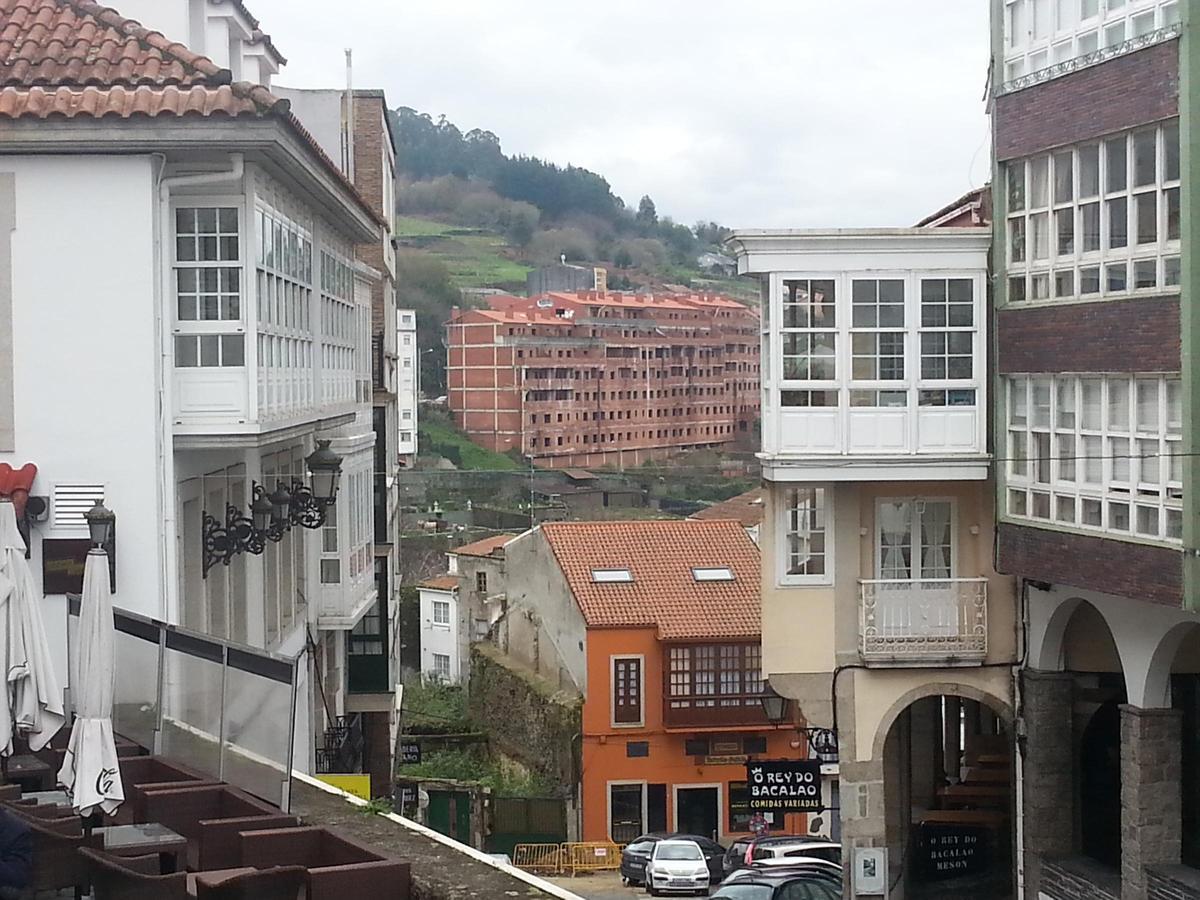 El edificio Mandeo 50, al fondo, y, en primer término, viviendas del casco histórico de Betanzos.