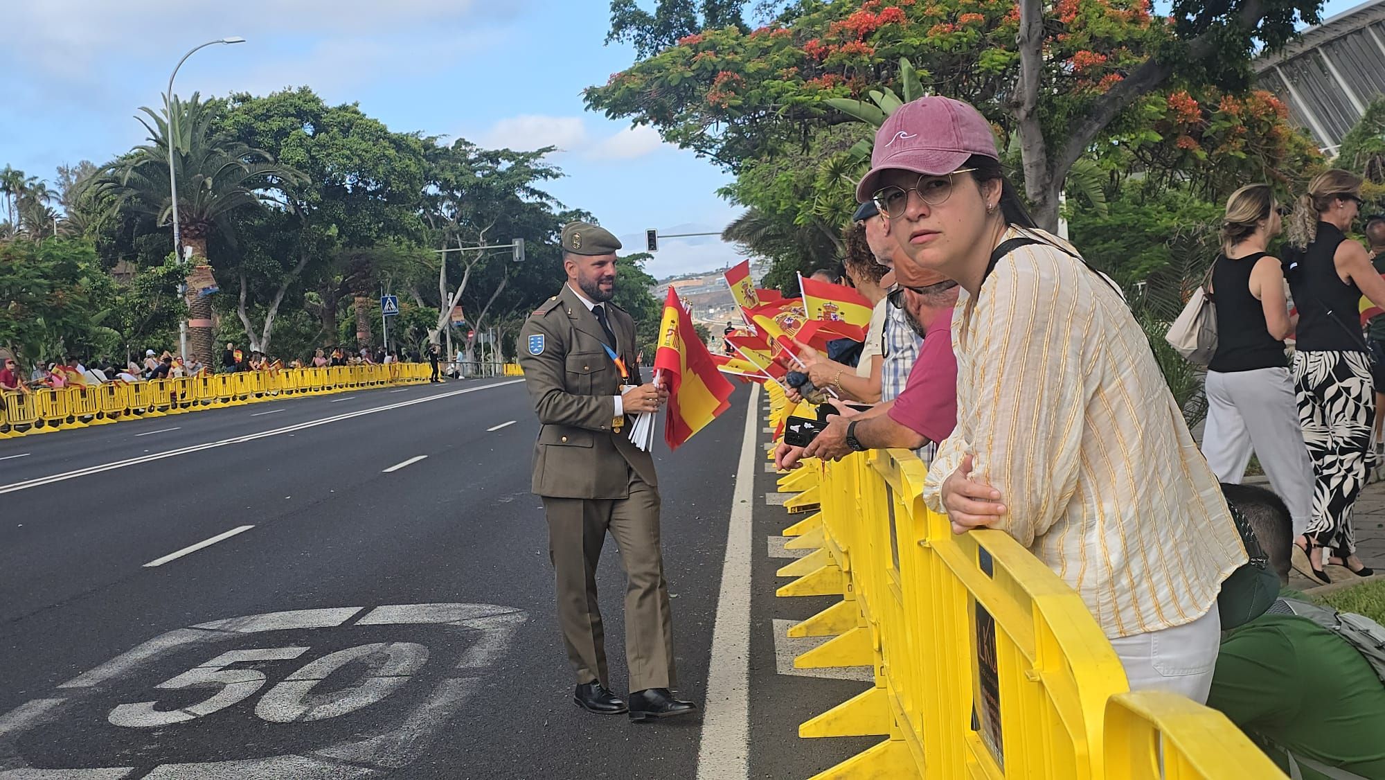 Reparto de banderas antes del acto por el Día de las Fuerzas Armadas