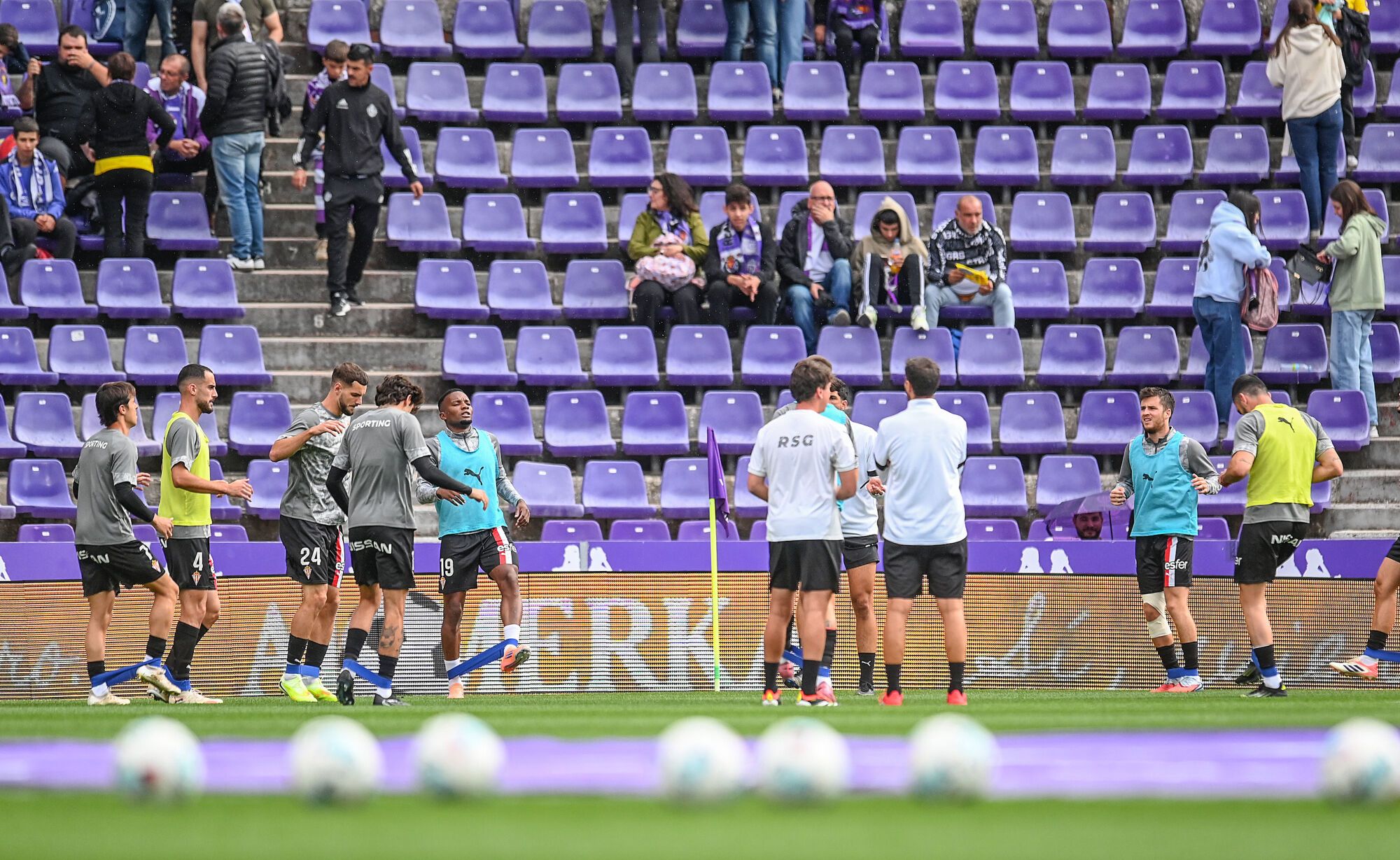 EN IMÁGENES: El Valladolid-Sporting disputado en Zorrilla con notable presencia de La Mareona