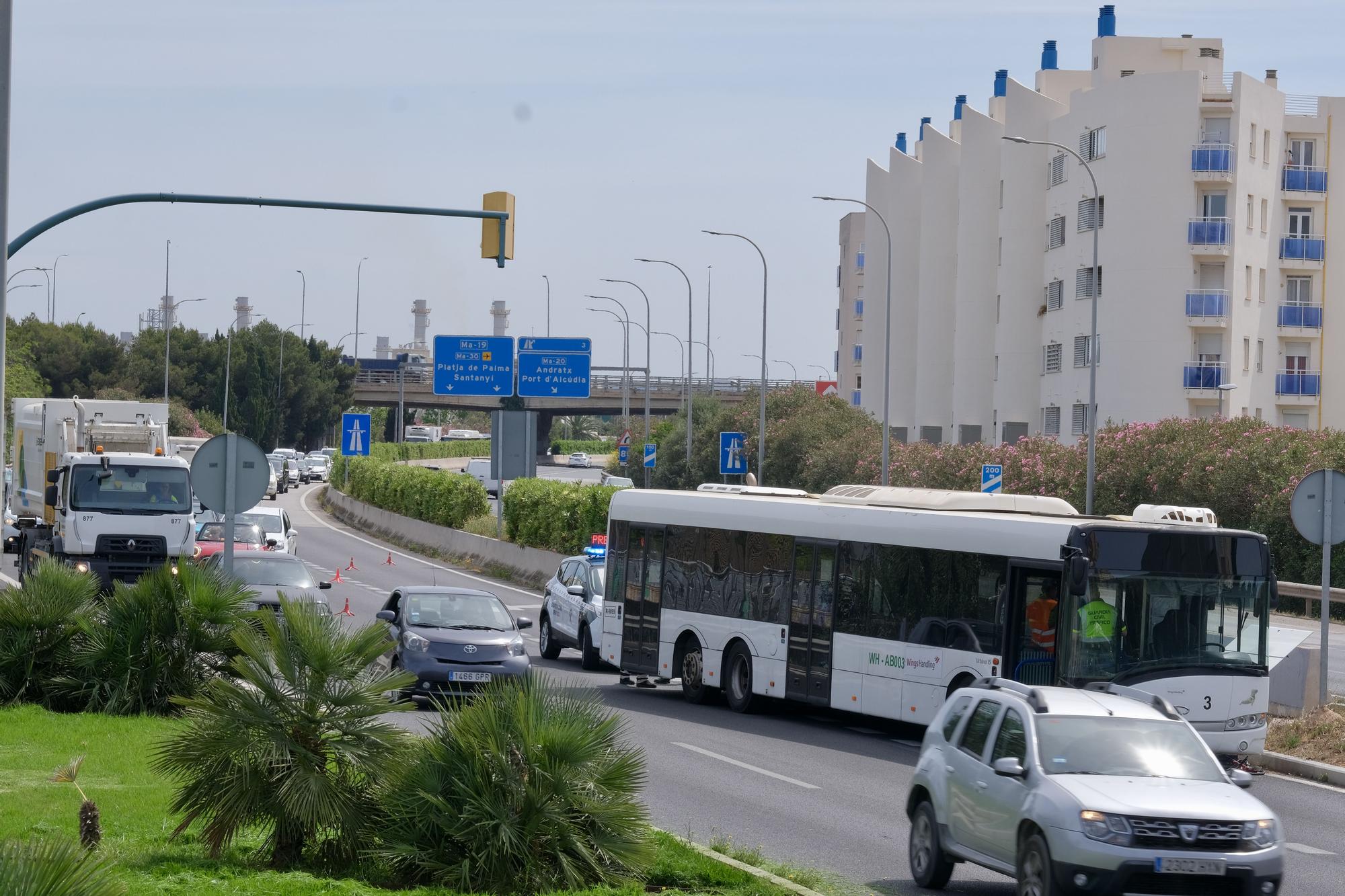 Las fotos del monumental atasco en los accesos a Palma por un autobús averiado en el carril VAO