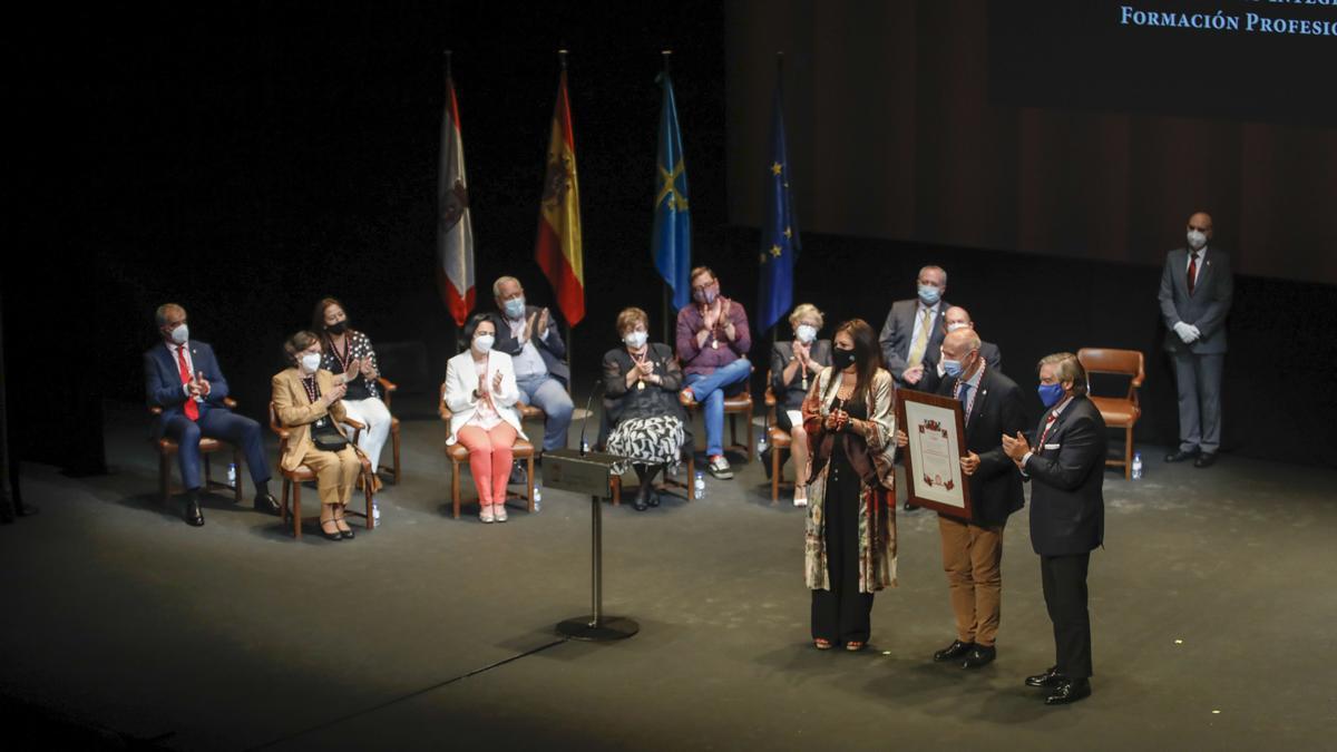Entrega de honores y distinciones de Gijón en el teatro Jovellanos