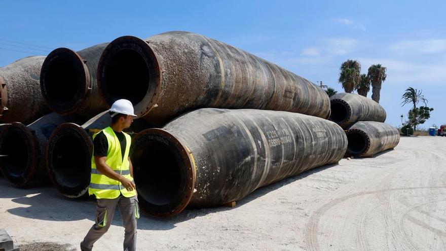 Las secciones de la gran tubería del trasvase han llegado al entorno de la playa de l'Arbre del Gos