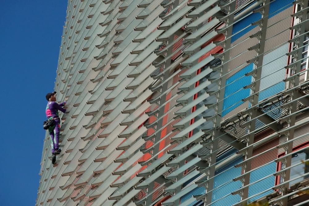 L'Spiderman francès escala la Torre Glòries