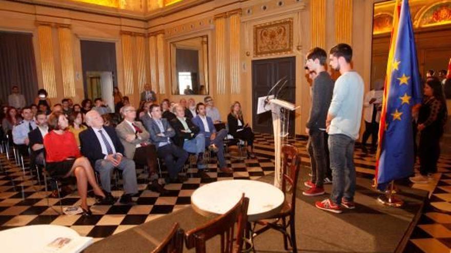 L&#039;acte es va celebrar al saló de descans del teatre.