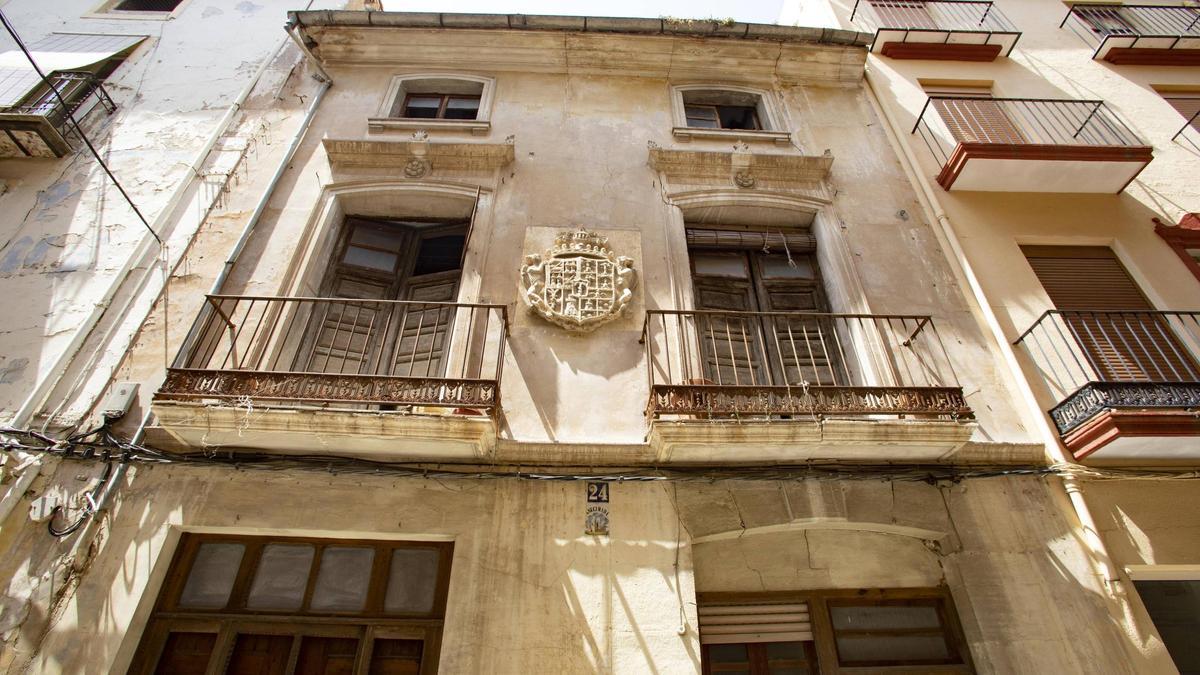 Edificio con elementos nobles en ruinas en la calle Santa Rosa de Ontinyent.