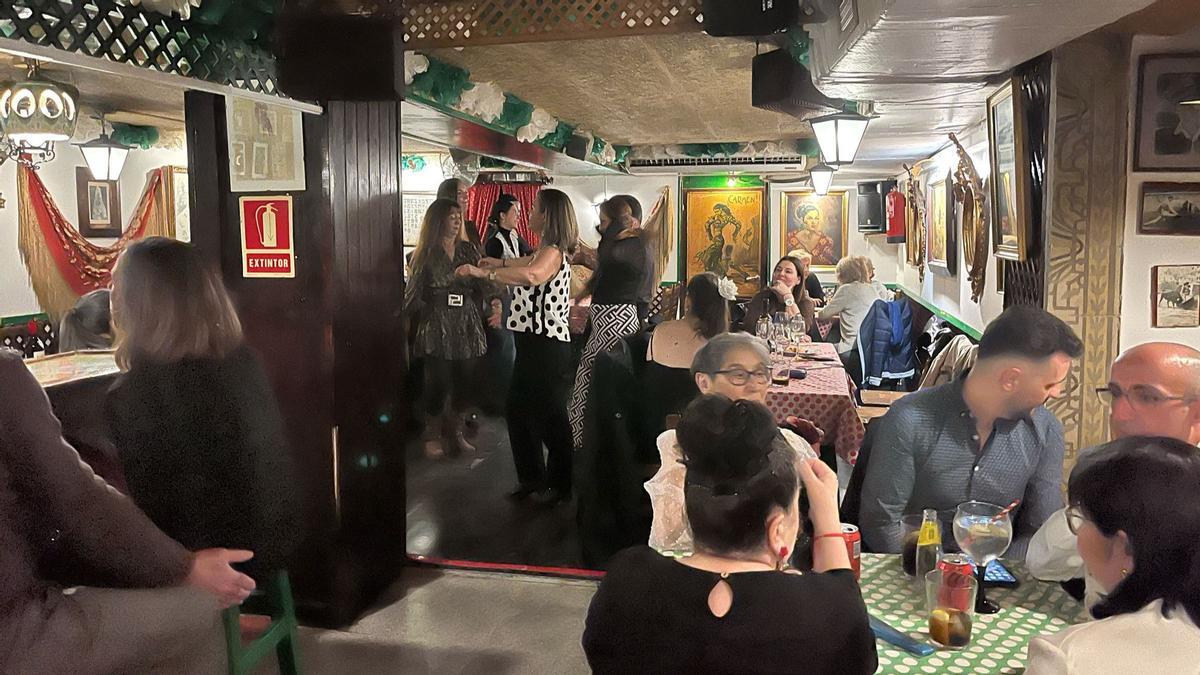 Mesitas con tablao al fondo en Los Juanele.