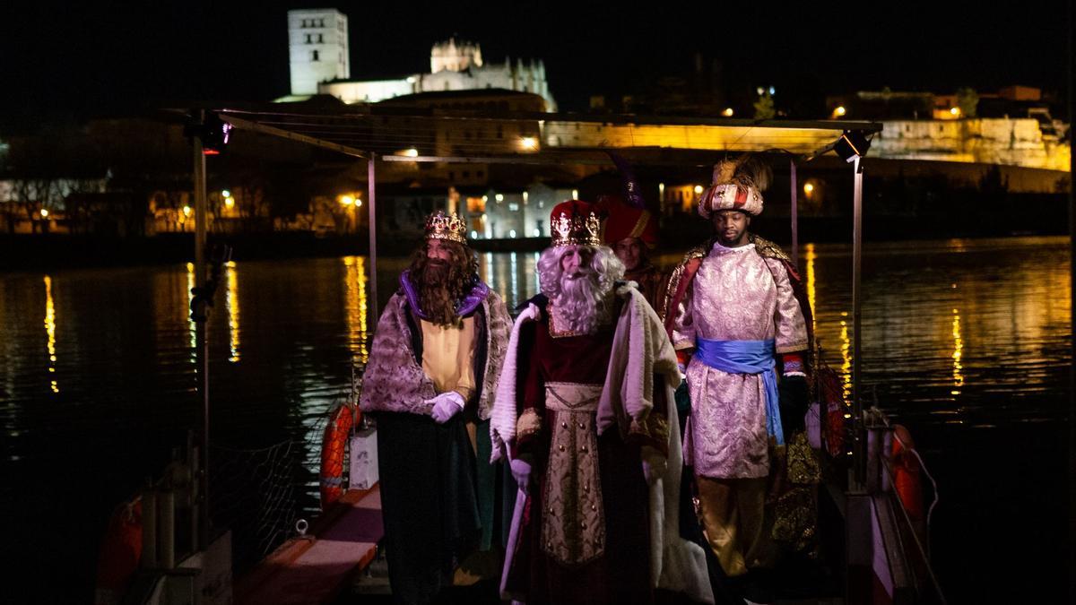 Los Reyes Magos en Zamora, con la Catedral de fondo
