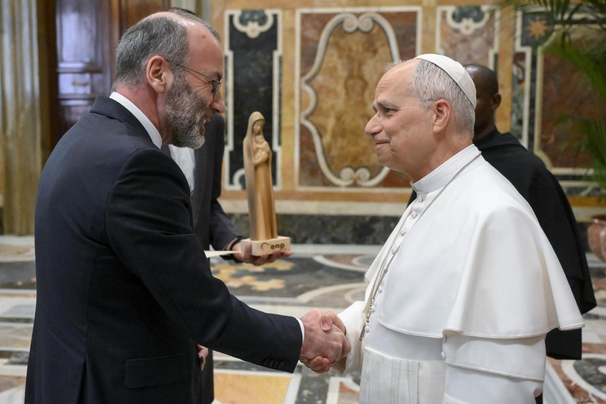 El líder del grupo del PPE en el Parlamento Europeo, Manfred Weber, saluda al papa León XIV.