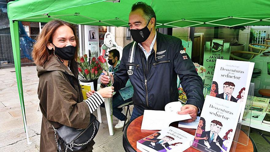 Firmas de autores, rosas rojas y libros escondidos como celebración 