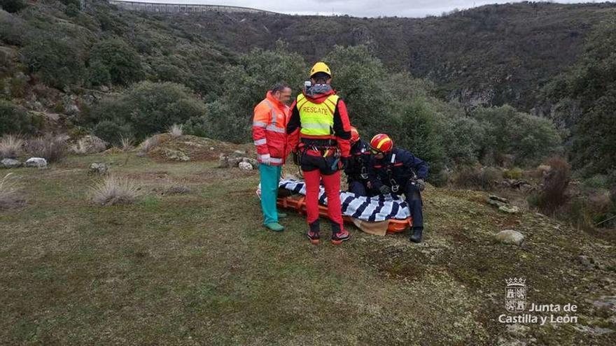 Rescatado un joven en una zona de difícil acceso de la presa de Almendra