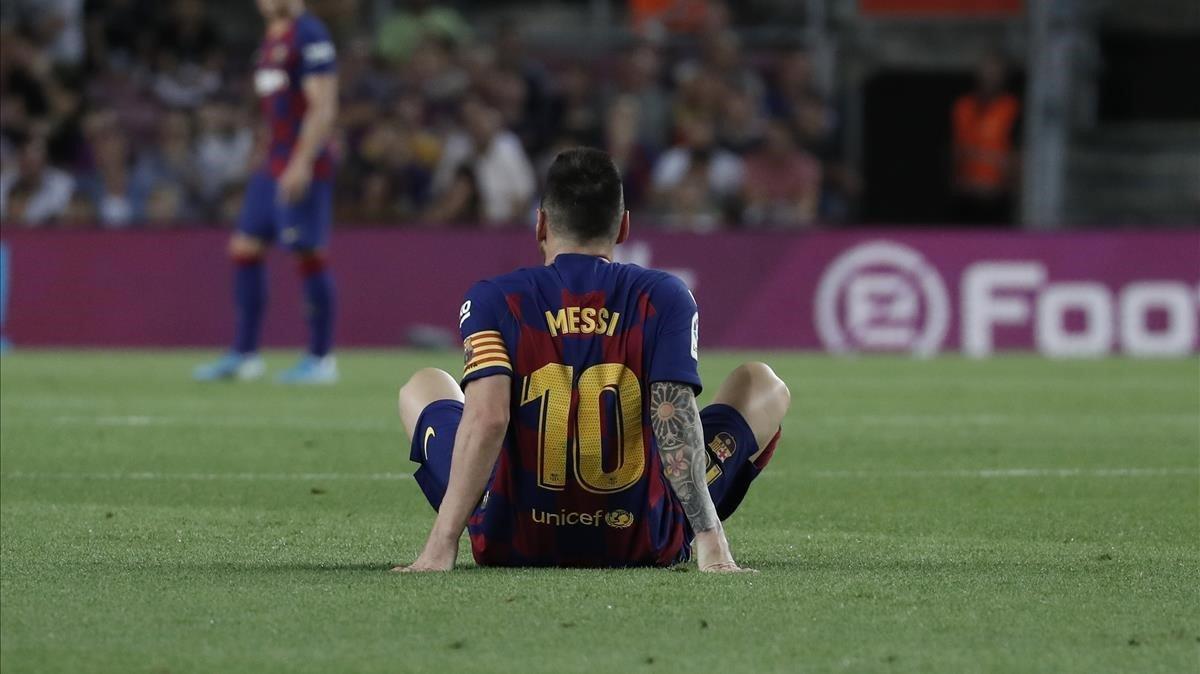Leo Messi yace en el campo tras notar molestias en el aductor izquierdo en el partido ante el Villarreal. 