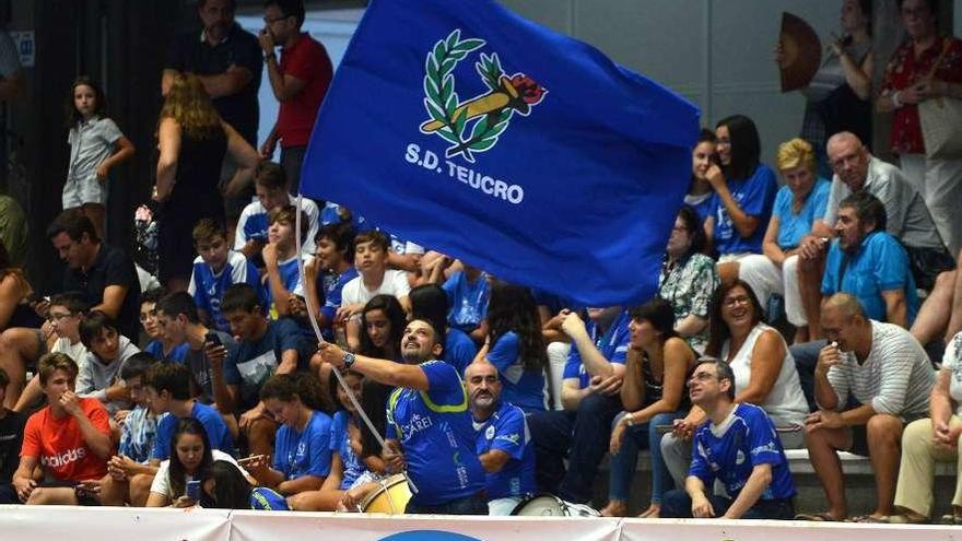 Aficionados del Teucro durante un partido de esta temporada. // Gustavo Santos