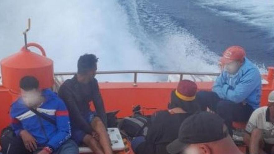 Algunos de los migrantes rescatados ayer en aguas de Formentera. | SALVAMENTO MARÍTIMO