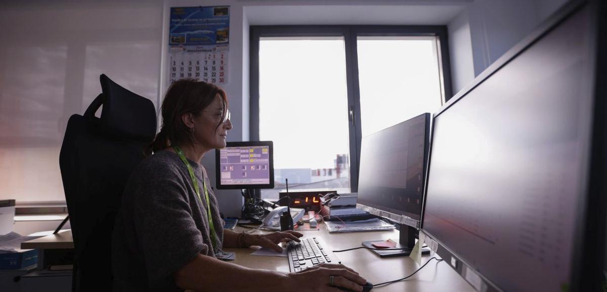 El camión de los bomberos del aeropuerto enfila la pista para realizar una de las inspecciones diarias.