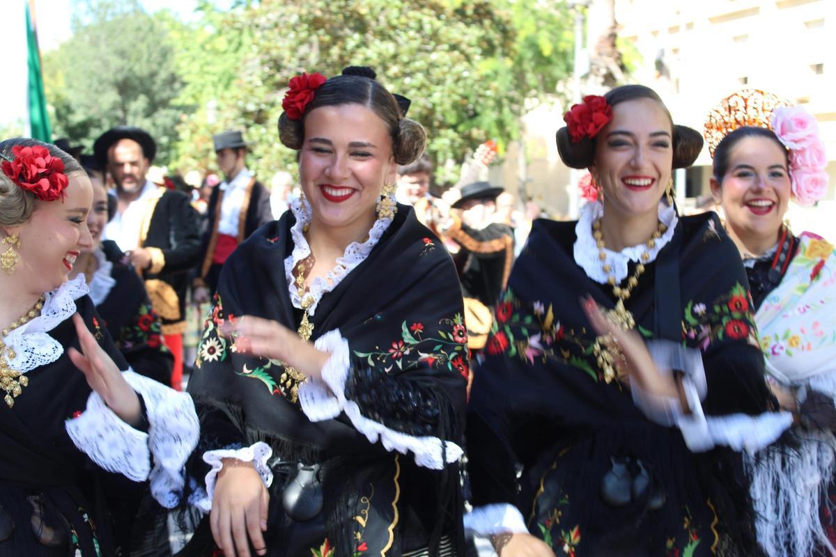 FOTOGALERÍA | El mundo baila en Badajoz: el Festival Folklórico se echa a las calles en un desfile internacional