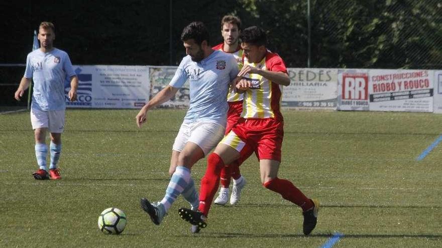 Andrés controla un balón con la oposición de un jugador del Alertanavia. // Santos Álvarez