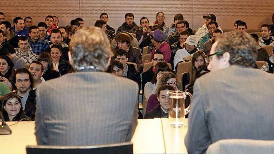 Algunos de los beneficiarios del salario joven en Gijón.