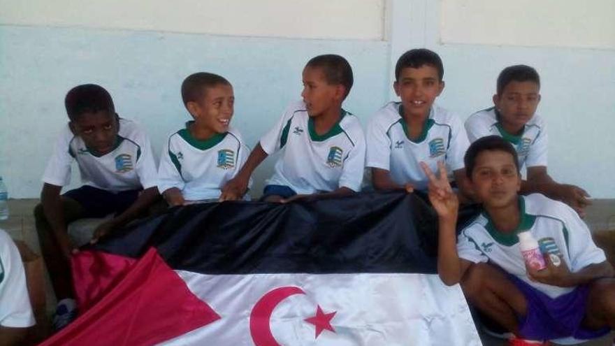 Los niños saharauis acogidos, en un partido en Marín.