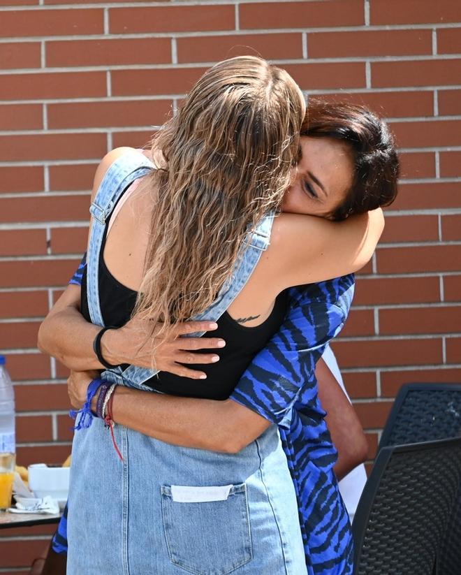 Olga Moreno y Rocío Flores se abrazan en la calle