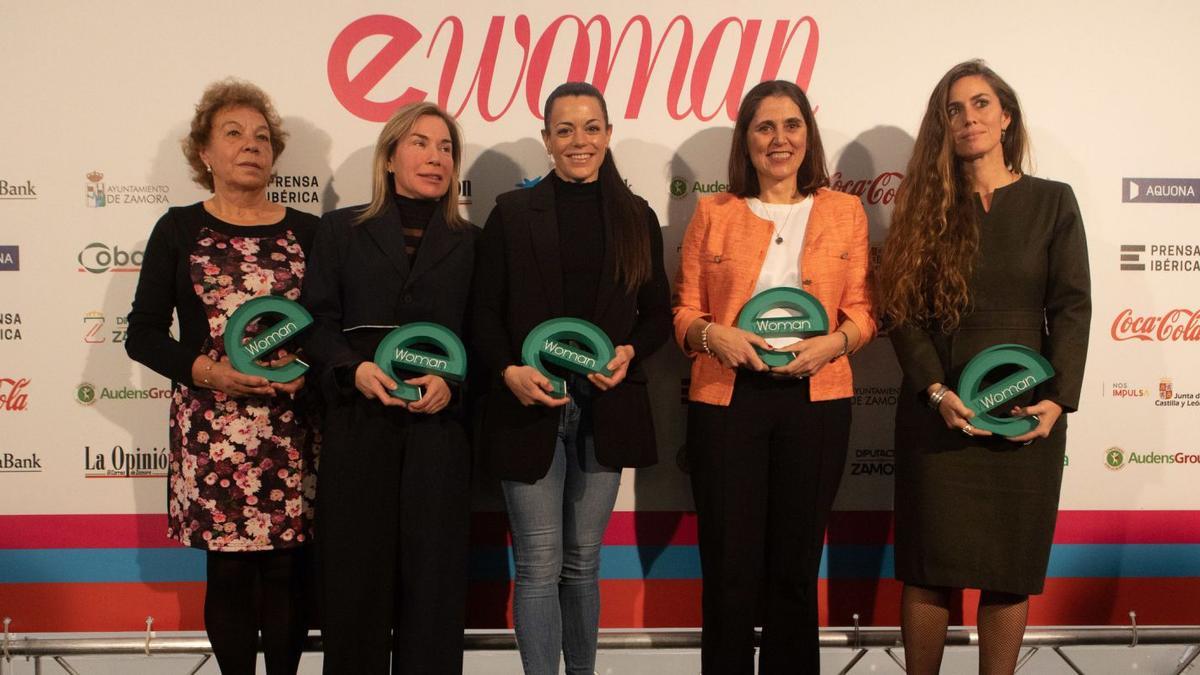 De izquierda a derecha, las ganadoras de eWoman 2023: Manuela Vidal, Pilar Moralejo (recogido el premio por su hija Verónica Oliveira), Laura Pedruelo, Eva Vega y Nuria Tesón. | Ana Burrieza