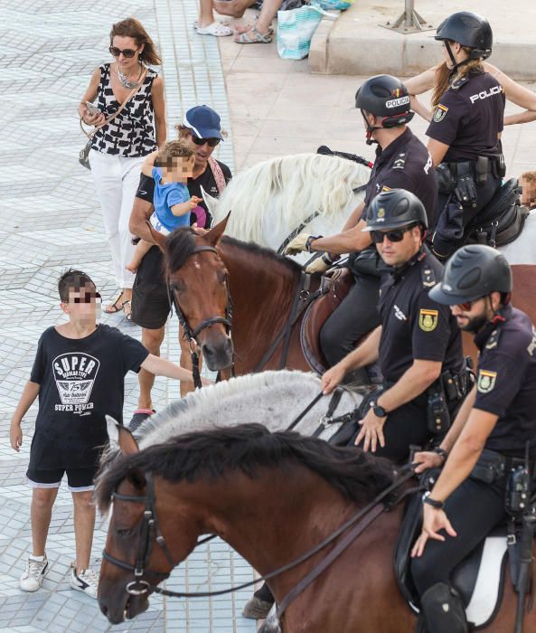 Los agentes se convierten en una atracción para los niños que se fotografían con ellos.