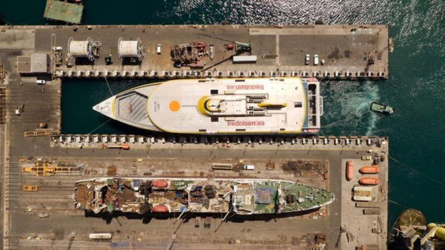 Vistas del ancho del ‘Bajamar Express’ con respecto al ‘syncrolift’ del astillero. | | LP/DLP