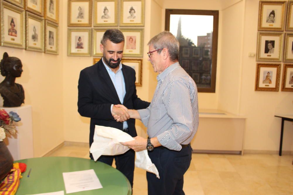 Entrega de las bandas de la fallera mayor y dama de València de 1934