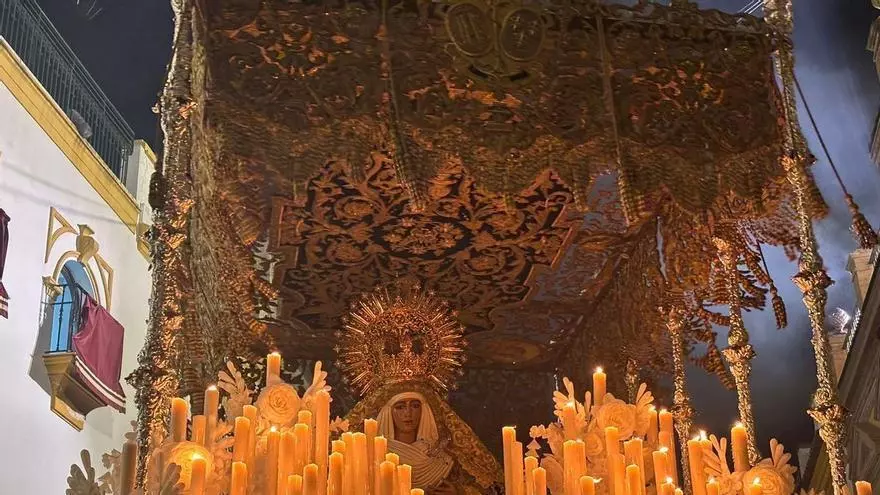 Vídeo | Sale la Esperanza de Triana de la Capilla de los Marineros
