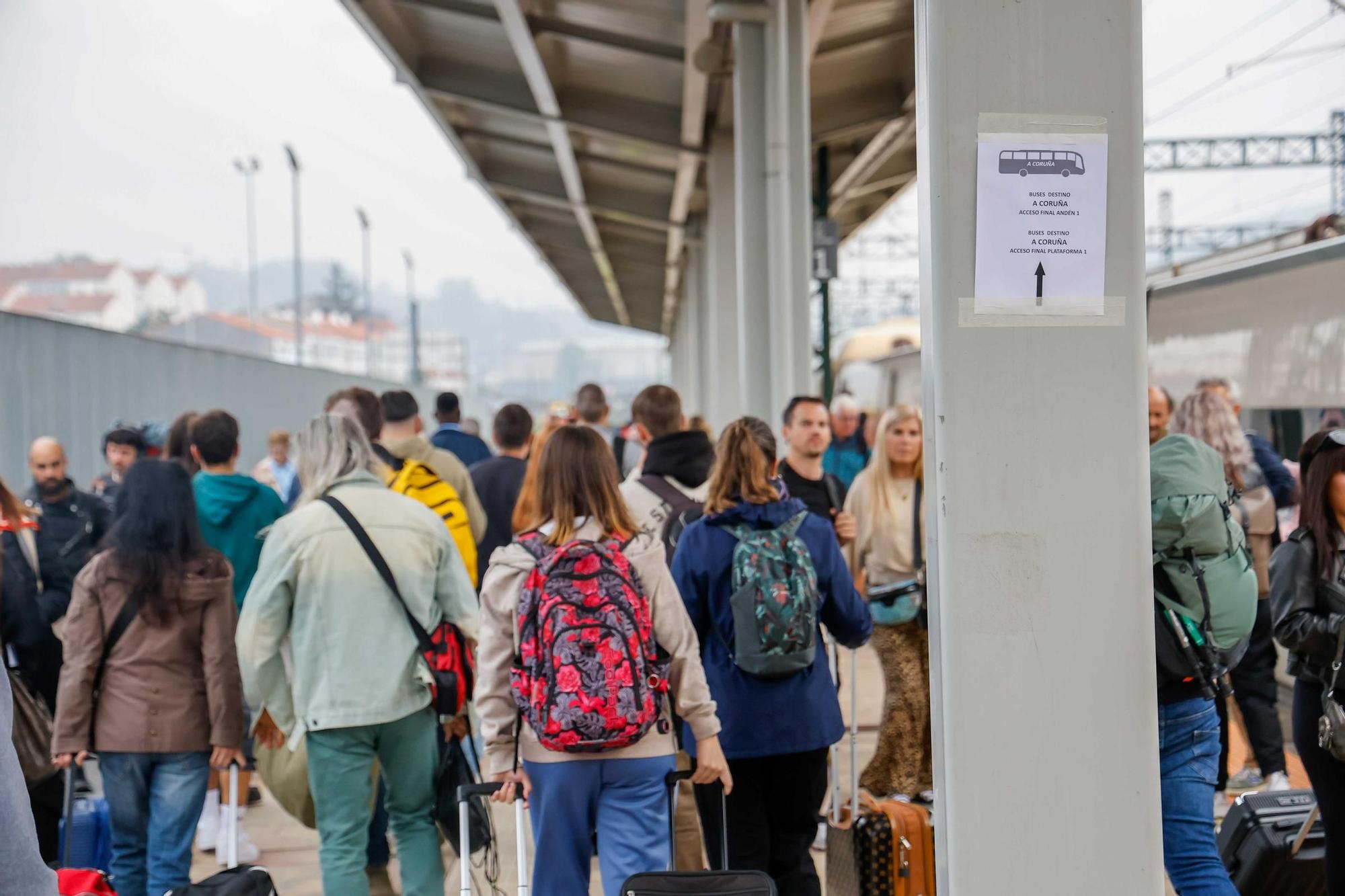 Renfe lo consigue: trasbordo ordenado del tren al bus y sin protestas en Santiago