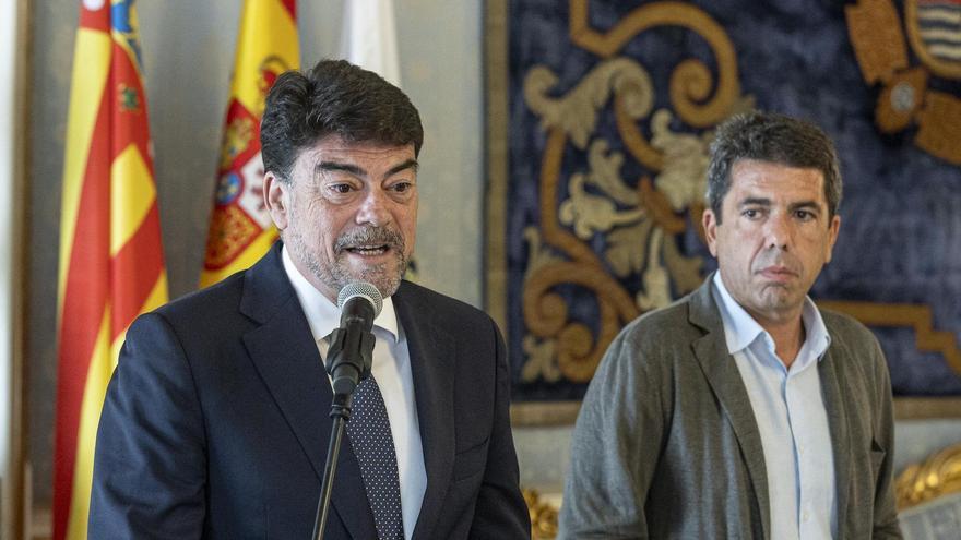 Barcala, durante la visita institucional de Carlos Mazón al Ayuntamiento como presidente de la Generalitat