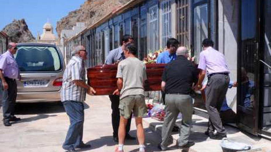 El entierro tuvo lugar ayer en el cementerio municipal.