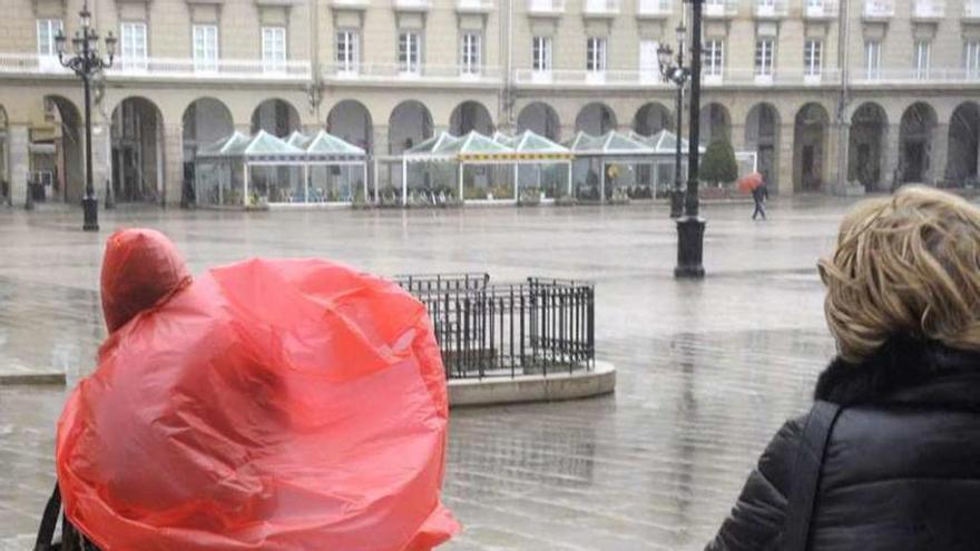 Dos turistas, el pasado mes de abril en la plaza de María Pita.