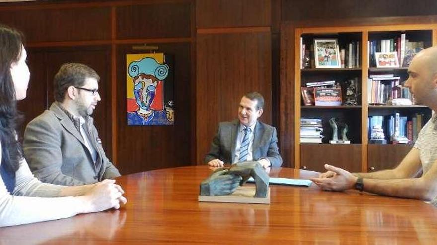 Caballero, en el centro, junto a representantes de Avogados Novos. A su izquierda, Fabián Valero.