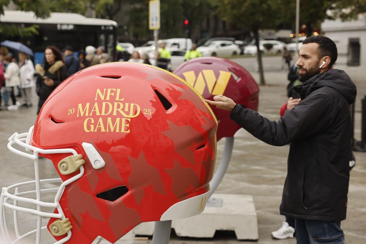 Varios cascos gigantes de fútbol americano NFL instalados frente al Palacio de Cibeles.