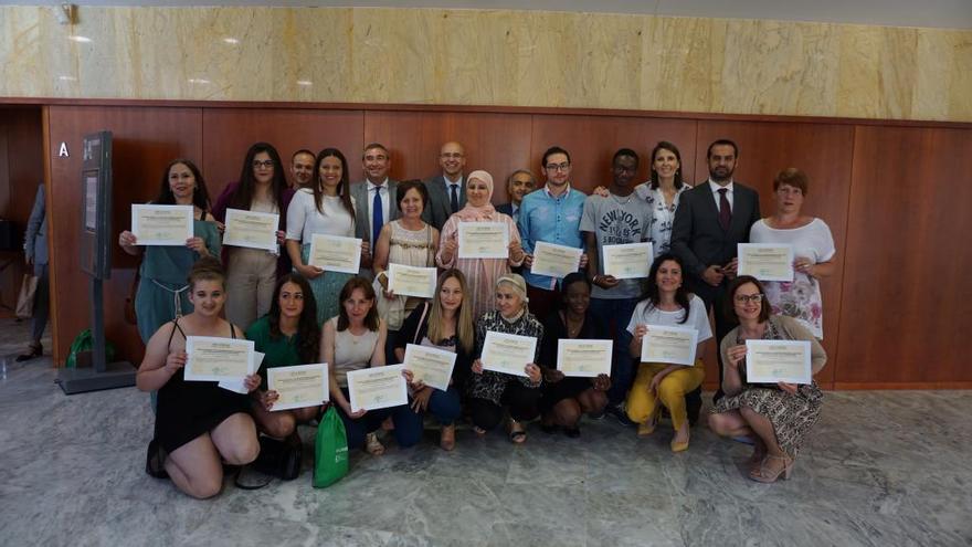 Los alumnos que han completado la ESO de adultos y han sido premiados por la Consejería de Educación.