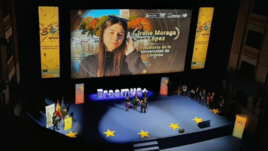 Momento en el que se dio a conocer el reconocimiento Erasmus+ a Irene Moraga.