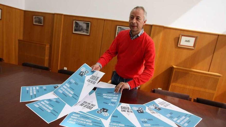 Juan Constenla, ayer, con los carteles de Ciclo de Cine na Rúa. // Bernabé/ Cris M.V.