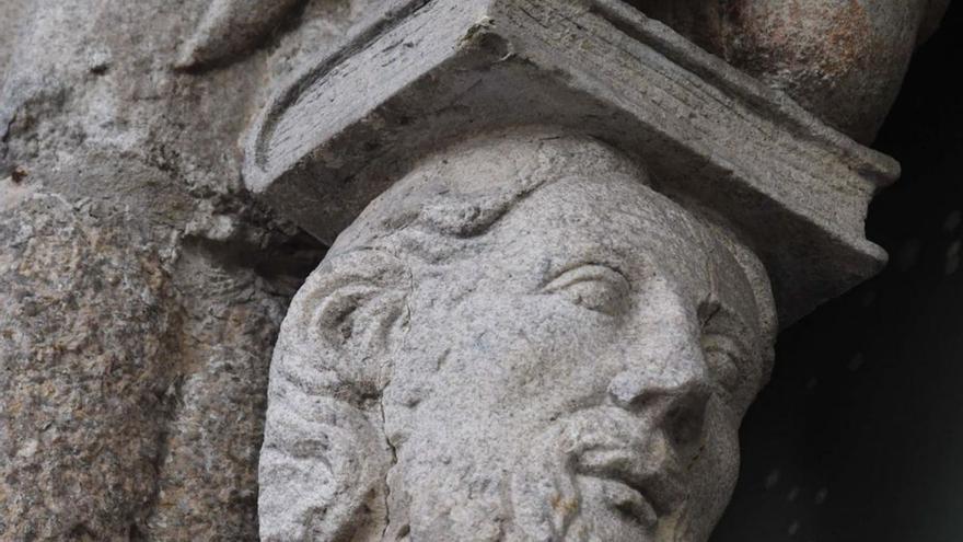 Una de las figuras de la entrada de la iglesia de Santiago sufre desperfectos en su cara