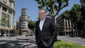 Michael Robinson, en la imagen, en plena Diagonal de Barcelona, posa para SPORT