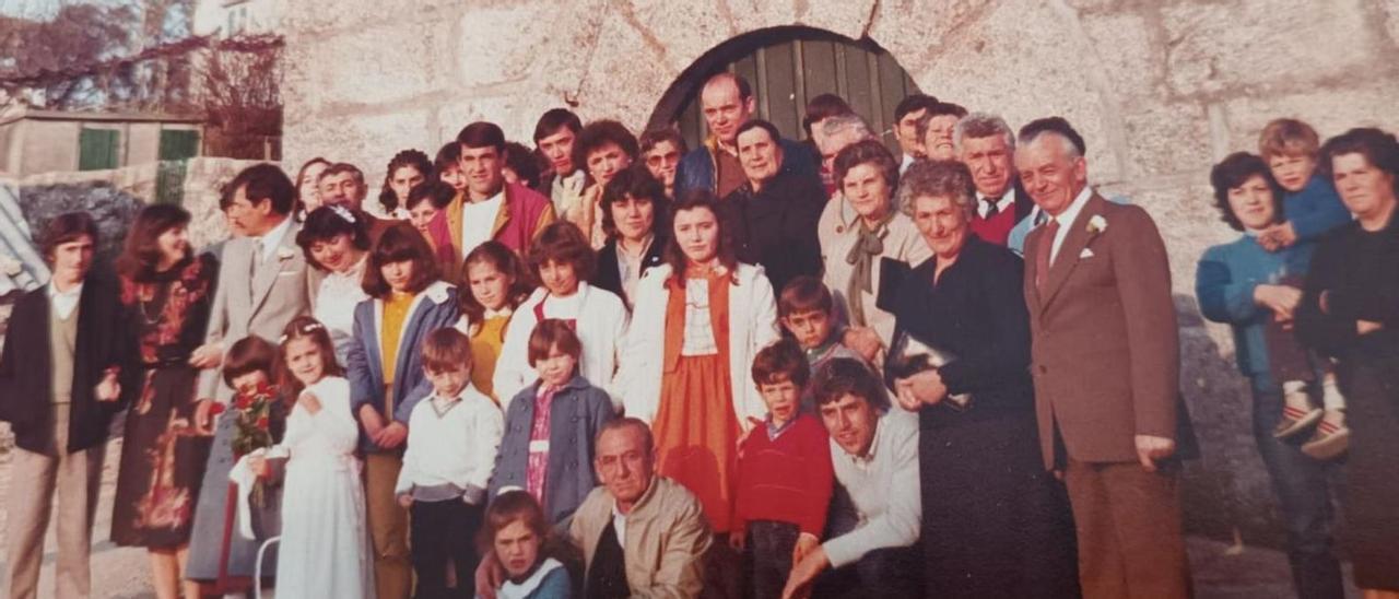 Imaxe dunha voda celebrada na capela de Vilariño na década de 1980.   | //  ARQUIVO DO AUTOR