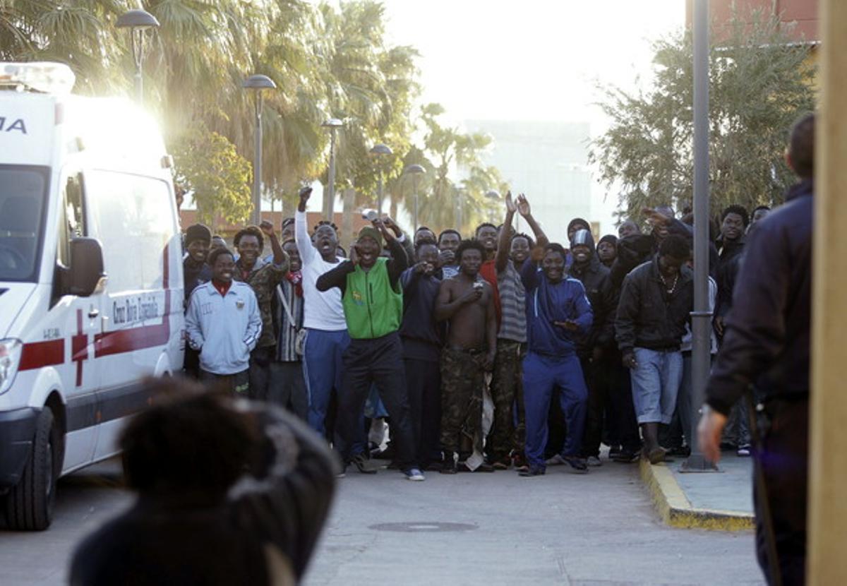 Un grup d’immigrants és atès per personal del CETI de Melilla i de la Creu Roja, aquest divendres.