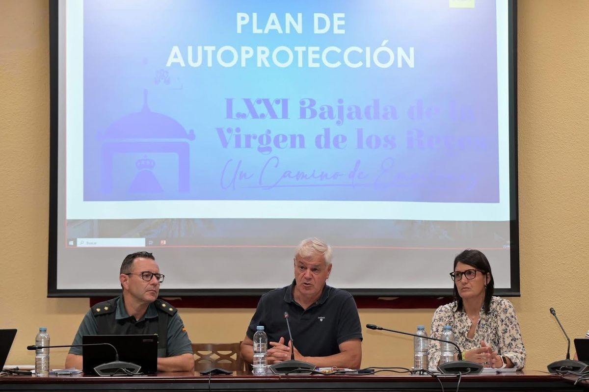 Alpido Armas, en el centro de la imagen, durante el encuentro celebrado en el Cabildo de El Hierro.