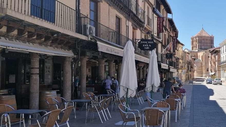 Clientes disfrutan de una de las terrazas instaladas en la zona de soportales de la Plaza Mayor.