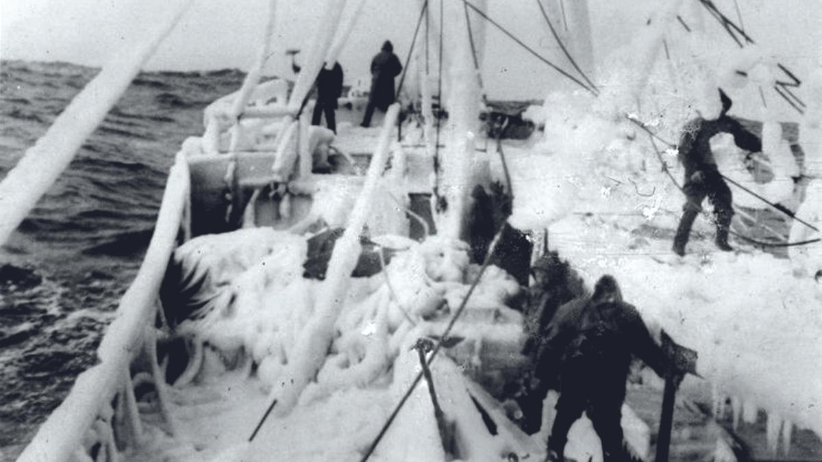 Marineros gallegos quitando hielo de la cubierta del barco en Terranova. Años 60.