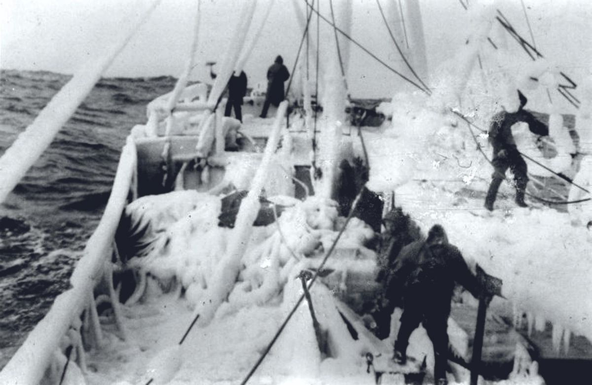 Marineros gallegos quitando hielo de la cubierta del barco en Terranova. Años 60.