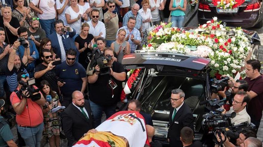 Utrera despide a José Antonio Reyes en un entierro multitudinario