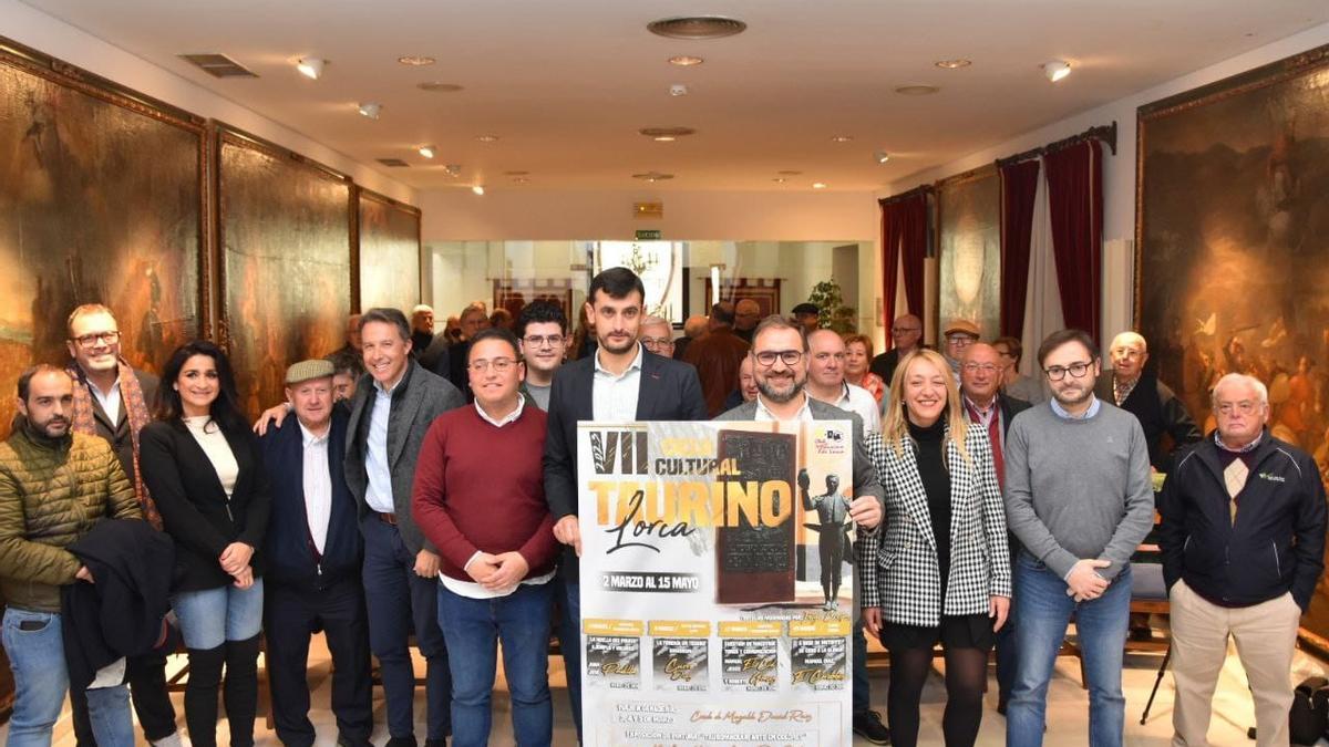 Juan Coronel y Diego José Mateos, con el cartel del ciclo cultural taurino tras la presentación, este viernes.