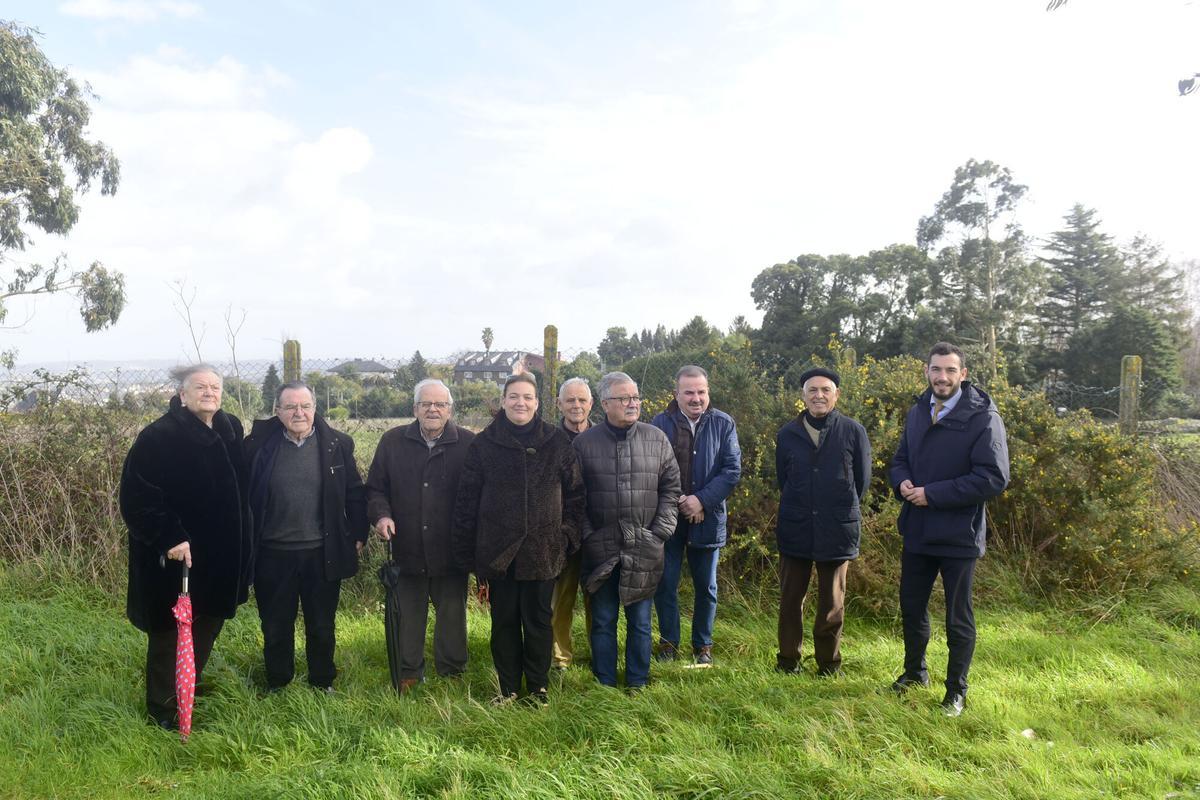 Propietarios de los terrenos del polígono Peñarredonda 2 y miembros de la asociación de vecinos de A Zapateira, en una de las parcelas de esta actuación urbanística.